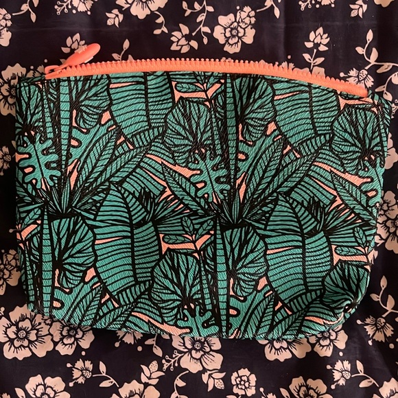 ipsy Handbags - Green Tropical leaf Ipsy Bag